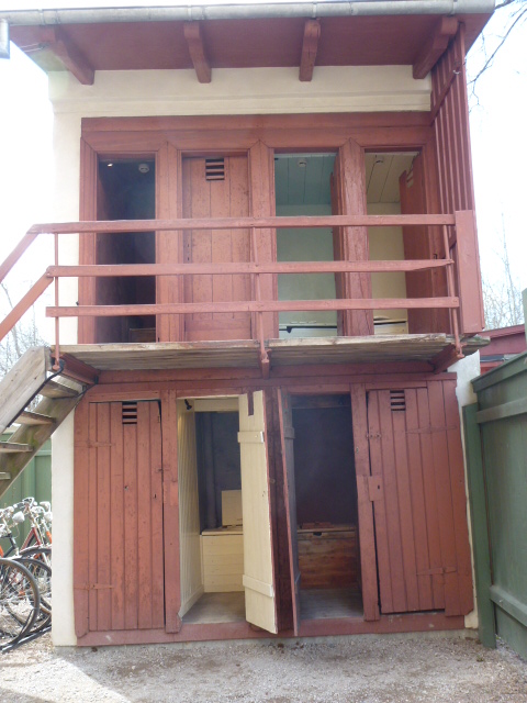 Two storey privvy